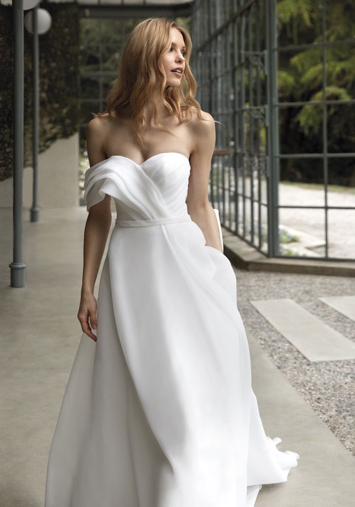 strapless open back dress Chic And Minimalist Silk Organza Basque-Waist Ball Gown With Buttons main image 0