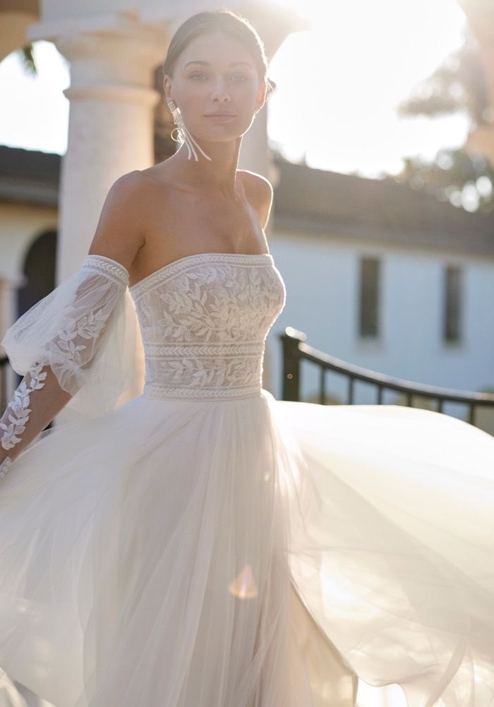 Vestito Sposa Scarpe Da Sposa Rosa Clar Rosa Clara Esla Embroidered Open Slit Wedding Dress HK DBR Weddings Vestito Sposa Scarpe Da Sposa Rosa Clar Rosa Clara Esla Embroidered Open Slit Wedding Dress HK DBR Weddings